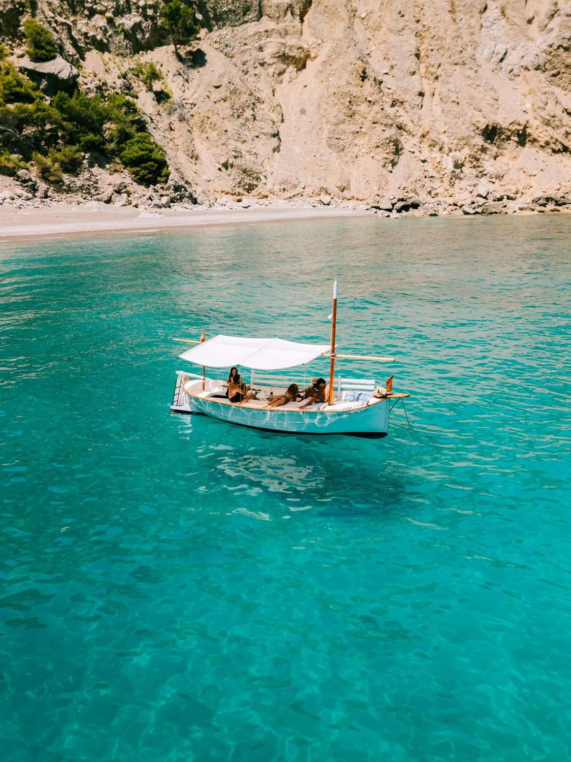 El llaüt Na Rumba restaurado, navegando en una cala del norte de Mallorca