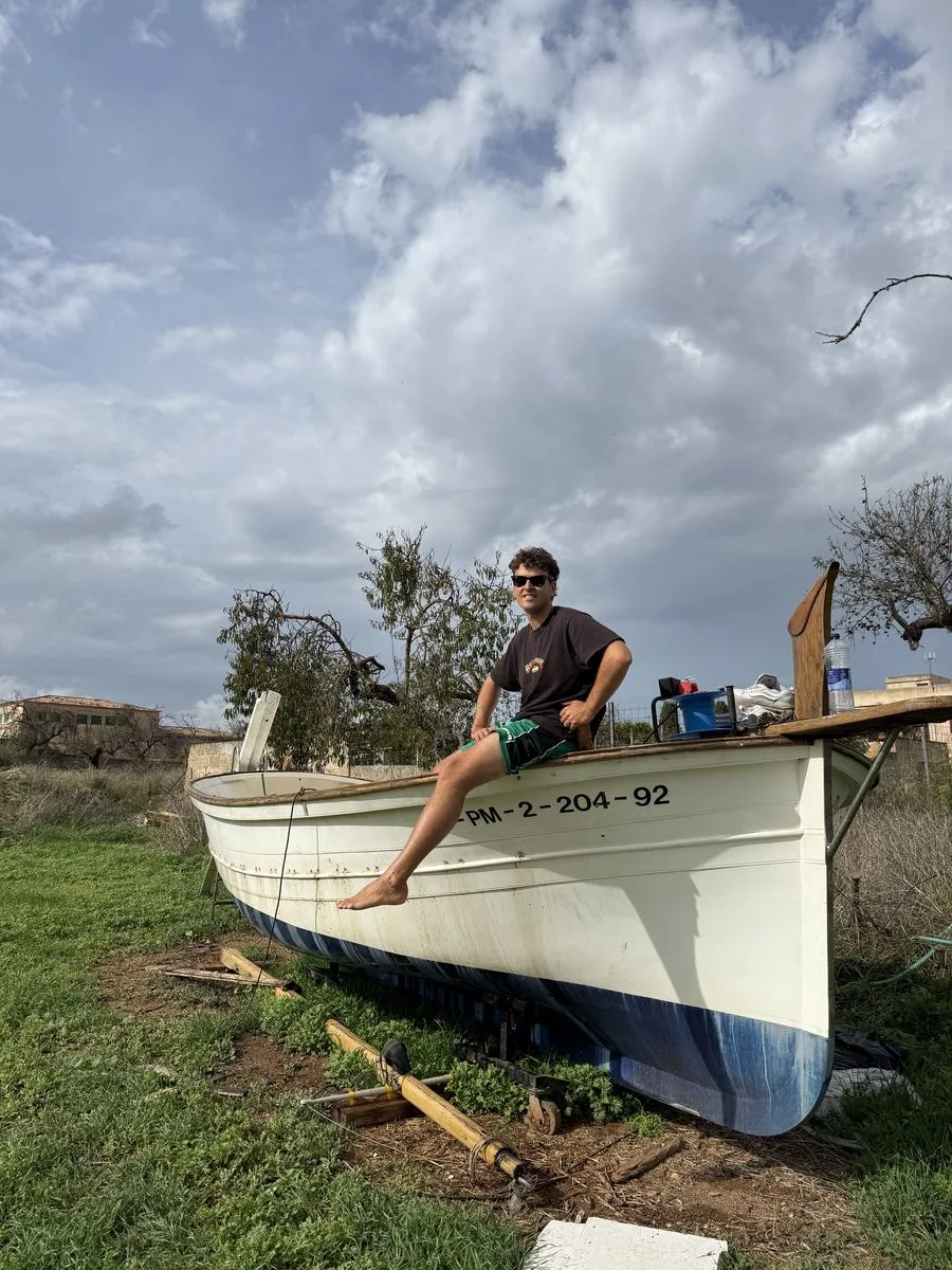El llaüt Na Rumba antes de la restauración, en tierra