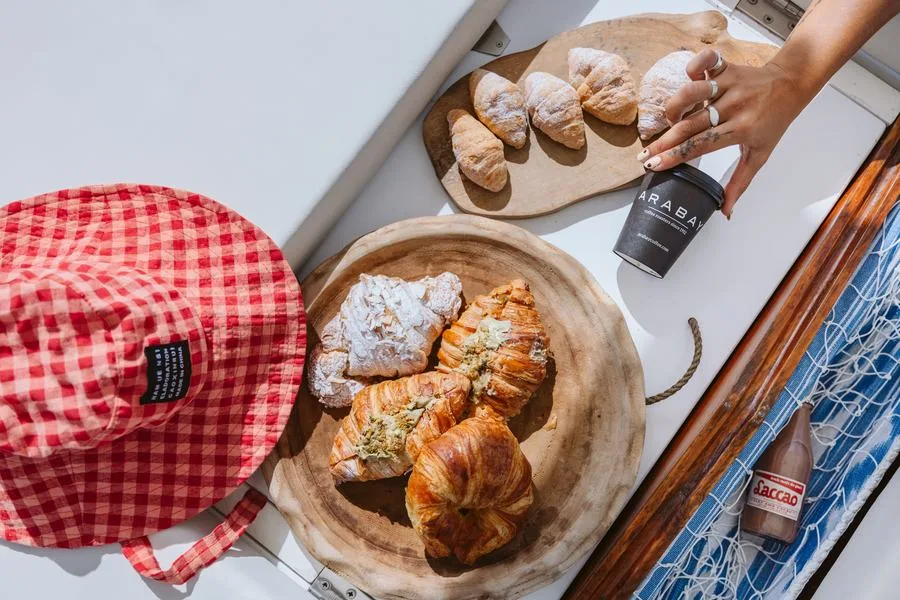 Desayuno con croissants y café a bordo del Llaüt Na Rumba, boat experience Mallorca