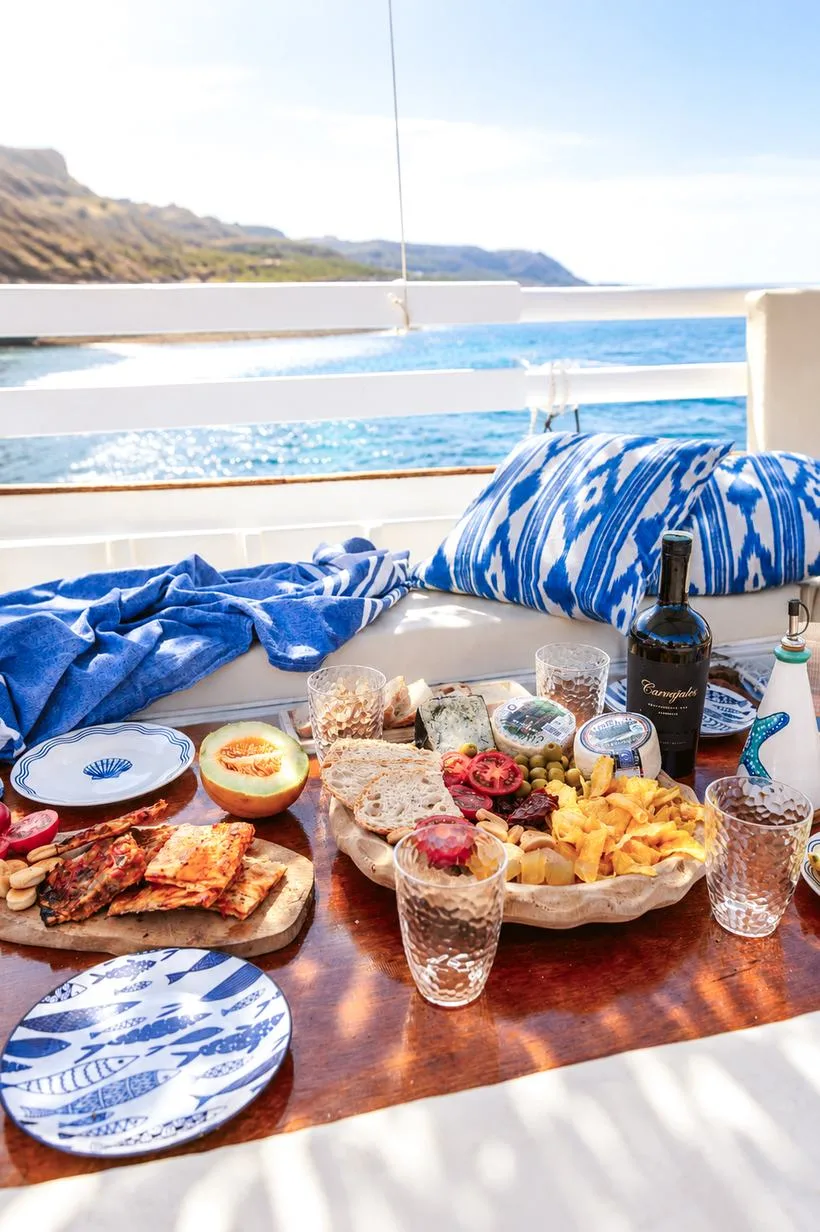 Degustación mallorquina a bordo del Llaüt Na Rumba frente al mar