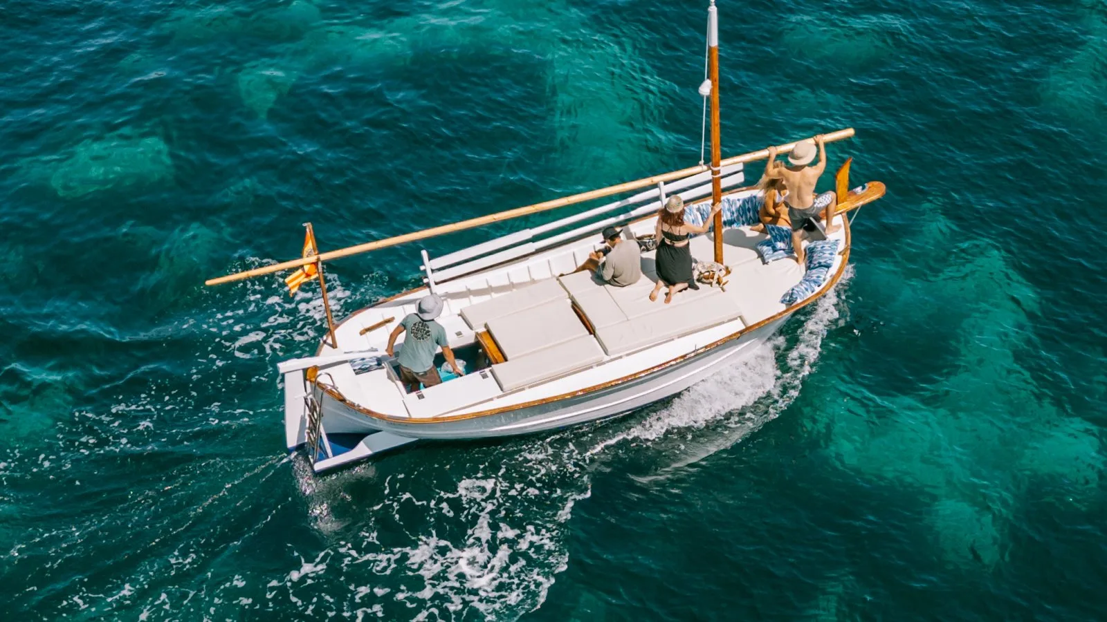 El llaüt Na Rumba navegando con el solárium a proa, excursión barco Mallorca