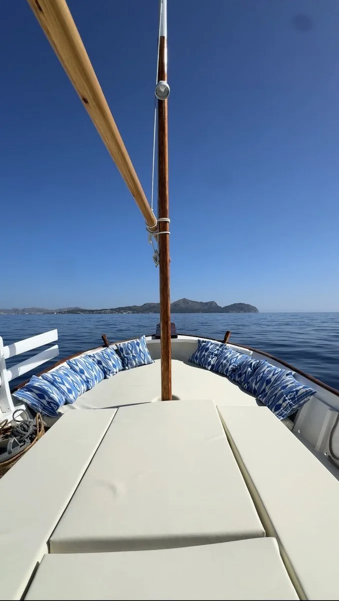 Solárium del llaüt con colchonetas y cojines de tela mallorquina, boat experience