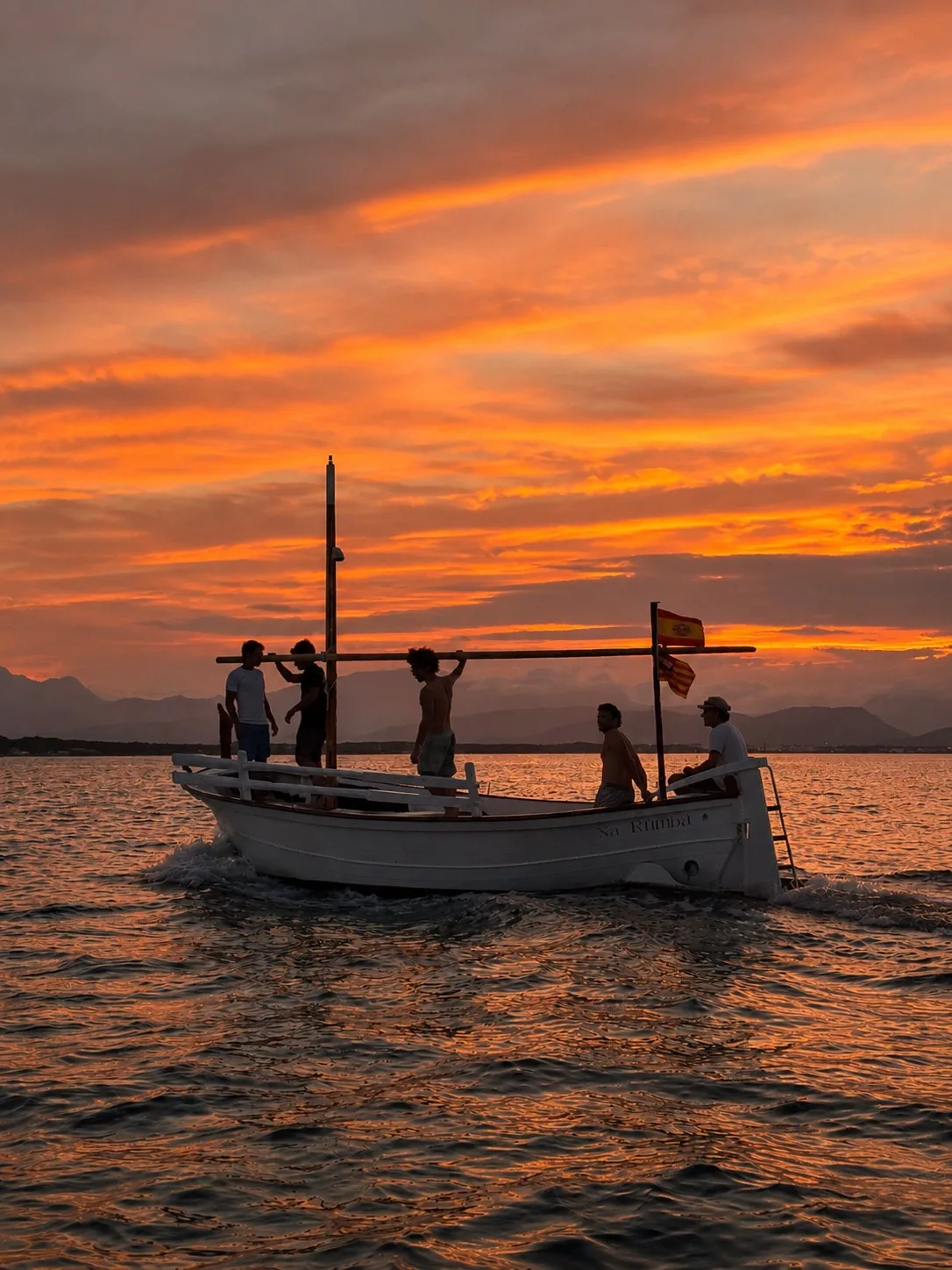 Llaüt Na Rumba navegando al atardecer, sunset boat experience Mallorca norte